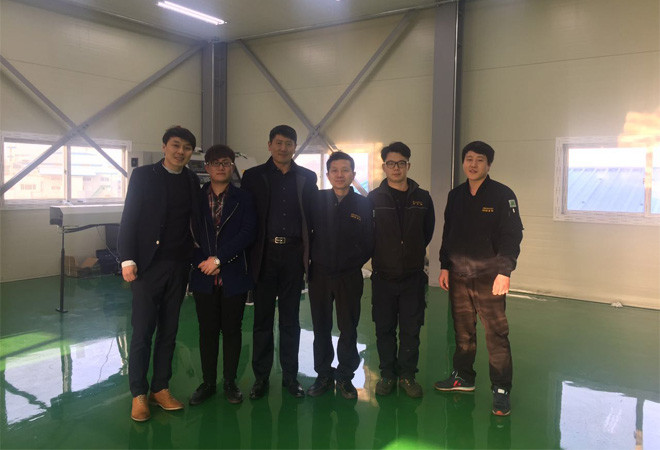 我司外派技術(shù)人員與韓國(guó)客戶合影