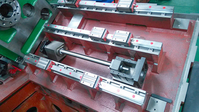 已經(jīng)裝好了線軌&滑塊、絲杠以及主軸箱的斜床身數(shù)控車方機(jī)床體