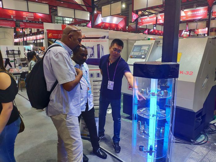 業(yè)務(wù)人員在向客戶介紹批頭車床可加工的產(chǎn)品種類